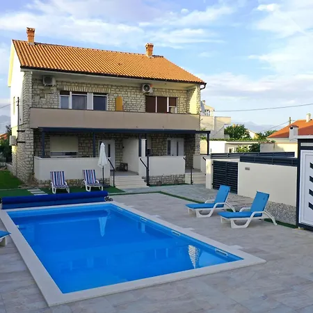 Royal Place Apartment *
